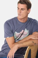 Remera gris de manga corta con cuello redondo y estampado de paisaje de montaña con osos y pinos. Incluye el texto "legacy brand get elevated".