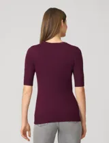 Buzo violeta tejido en hilado fino, con cuello redondo y mangas 3/4.