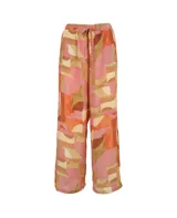 Pantalón palazzo con cintura elástica y estampado abstracto en tonos rosa, naranja y beige.