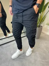 Pantalón jogger cargo negro de gabardina con puño en el tobillo.