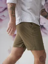 Bermuda gris de lino y algodón, corte recto y largo hasta la rodilla.