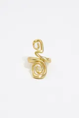 Anillo dorado de metal con forma de espiral.