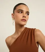 Aretes colgantes medianos con base metálica dorada con detalles en forma de hoja y un colgante de cristal liso.