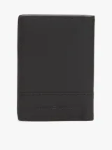 Billetera plegable de cuero negro con tres ranuras interiores para tarjetas y dos compartimentos interiores para billetes. Incluye cinta distintiva en el interior y logo alargado de Tommy Hilfiger esmaltado en la parte delantera.
