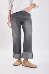 Pantalón jean gris oscuro de corte recto con bajo doblado.