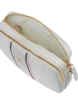 Bandolera blanca de nailon con correa de tela ajustable y extraíble. Tiene cierre de cremallera, bolsillo interior y exterior con cremallera, y el logo TH en dorado en el frente.