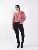 Blusa de mangas largas con estampado abstracto en blanco y negro.