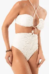 Traje de baño enterizo color blanco con textura floral, corte strapless, detalle de cuentas de madera en el centro del busto y espalda con cierre dorado.