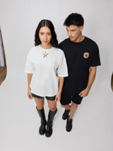 Remera negra de algodón con corte oversize y cuello redondo.