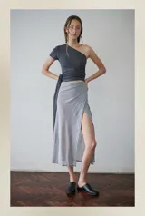 Falda midi gris de microtul con tajo lateral y lazos ajustables.