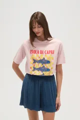 Remera blanca de algodón con cuello redondo y mangas cortas. Estampado frontal con diseño de peces azules sobre fondo a cuadros amarillos y texto "Isola di Capri" y "Amalfi Coast".