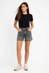 Short de jean color blanco, de calce alto y corte ajustado al cuerpo.