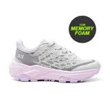 Championes deportivos rosas con suela blanca y tecnología memory foam.