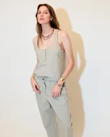 Musculosa color beige de poplin paper gastado 100% algodón con efecto vintage. De corte relajado, tiene escote redondo bajo, cartera oculta y pequeños recortes a los costados en el ruedo lateral.