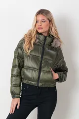 Campera puffer verde militar con capucha con borde de piel sintética, cierre frontal con cremallera y bolsillos laterales.