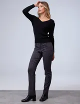 Pantalón de gabardina elastizada color marrón claro, marca Zac & Rachel, corte slim, con pretina con pasadores, botón y cierre. Delantera con tres bolsillos y trasera con bolsillos ojal.