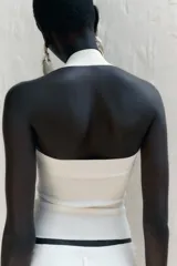 Aros colgantes con múltiples piezas de resina color crema, blanco y gris. Cierre con tuerca.