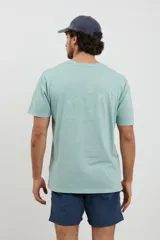 Remera verde de algodón, de corte recto y manga corta.