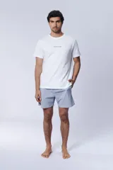 Short de baño celeste con rayas verticales blancas.
