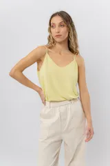 Musculosa lila de breteles finos con escote en V en el frente y espalda en U, confeccionada en tejido fluido con leve textura satinada.