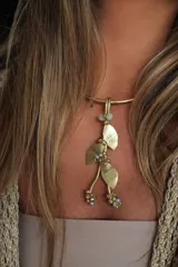 Collar hecho a mano en bronce con diseño de hojas y cuentas decorativas, ajustable a presión.