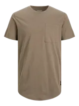 Camiseta de manga corta color marrón claro, con cuello redondo, corte largo y bolsillo en el pecho.