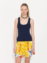 Musculosa de algodón azul marino con cuello redondo y sisas anchas.