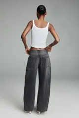 Jeans de tiro medio, estilo balloon baggy, color gris oscuro lavado. Presenta pierna muy ancha y largo completo, con aberturas sutiles en los bajos.