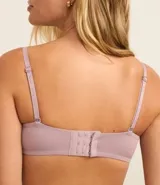 Soutien sin breteles color piel, con copa hueca y tirantes desmontables.