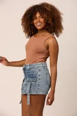 Short pollera de jean azul con bolsillos cargo y detalle de cintas colgantes.