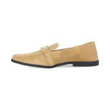Mocasín marrón de gamuza con aplique de cadena dorada en el empeine.