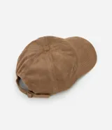 Gorra de béisbol color marrón claro, confeccionada en gamuza sintética, con visera curva y ajuste trasero.
