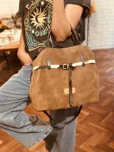 Bolso marrón de cuero gamuzado con correa bandolera de cuero marrón y detalle de cuero con estampado animal print.