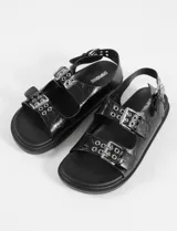 Sandalias plateadas con tiras anchas y plantilla cómoda, con tira ajustable en el talón. Fabricadas en cuero vegano.