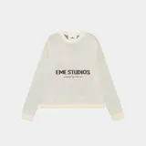 Sweater de punto color beige con cuello redondo y logo 'EME STUDIOS curated by ben ice' estampado en marrón en el frente.