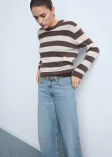 Pantalón de jean celeste de corte wide leg, tiro alto y cinco bolsillos.