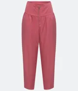 Pantalón color rosado de corte recto, con cintura ancha y pespuntes.