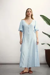 Vestido midi celeste de lino con botones frontales, mangas cortas con volados y lazos laterales ajustables.