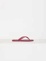 Ojotas playeras color borgoña con estampado de la marca JCH.