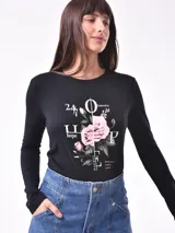 Remera verde militar de manga larga con cuello en V y estampado floral en tonos naranja.