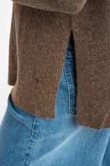 Sweater color beige de tejido texturado, con cuello redondo y mangas largas.