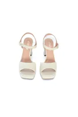 Sandalias de tacón color blanco con plataforma delantera y pulsera al tobillo.