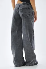 Pantalón de jeans gris oscuro, de corte wide leg y tiro bajo.