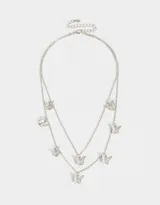 Collar corto dorado de doble cadena con dijes de mariposas.
