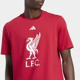 Remera de algodón color rojo, corte regular, con cuello redondo y manga corta. Presenta el escudo del Liverpool F.C. estampado en blanco en el pecho, junto con el logo de Adidas.