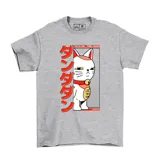 Remera gris con estampado de un gato blanco de la suerte con detalles en rojo y texto en japonés.