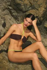 Bikini de tela lurex en color marrón oscuro, con corpiño triángulo invertido y breteles en lycra flúo verde.