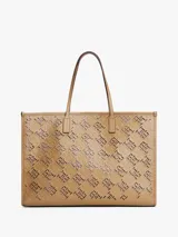 Cartera tote Tommy Hilfiger, color beige, con diseño calado del monograma TH en toda la superficie. Tiene doble asa de hombro, cierre magnético y amplio compartimento principal.