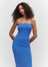 Vestido midi negro ajustado al cuerpo, sin mangas y escote recto.
