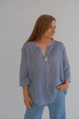 Blusa de mangas 3/4 con cuello en V y estampado a rayas verticales azules y blancas.
